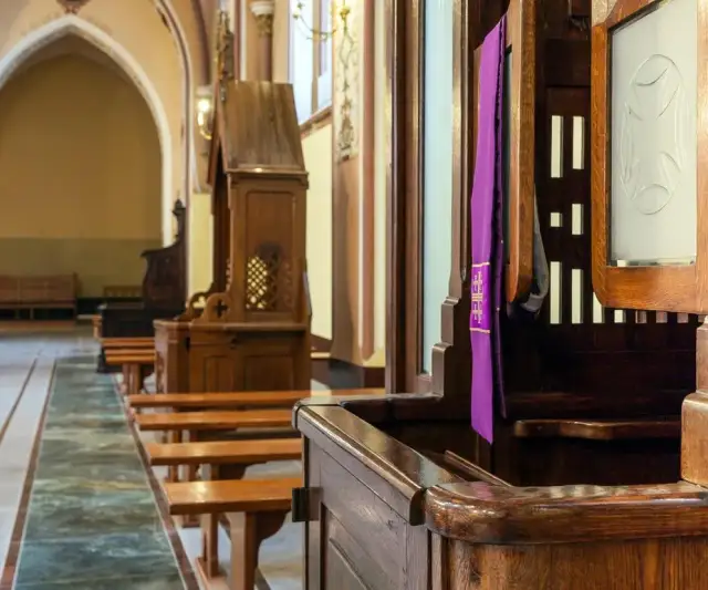 Gdzie najlepiej się wyspowiadać w Warszawie? Sprawdź polecane kościoły i godziny spowiedzi