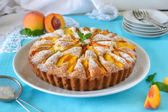 Szybki przepis na ciasto z brzoskwiniami z puszki, które zaskoczy wszystkich