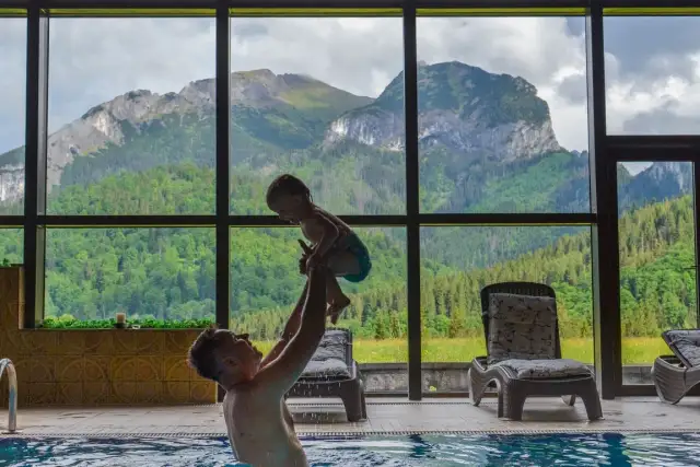 Najlepsze hotele z basenem w Tatrach: Relaks po górskich szlakach