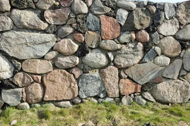 Jaką zaprawę do murowania kamienia polnego wybrać dla trwałej konstrukcji?