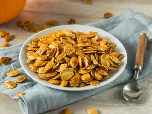 Jak uprażyć pestki dyni na patelni – proste sposoby na chrupiącą przekąskę