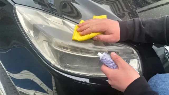 Jak wyczyścić lampy w samochodzie od środka i poprawić bezpieczeństwo jazdy