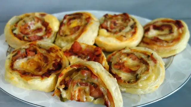 Jak zrobić przekąski z ciasta francuskiego, które zaskoczą gości