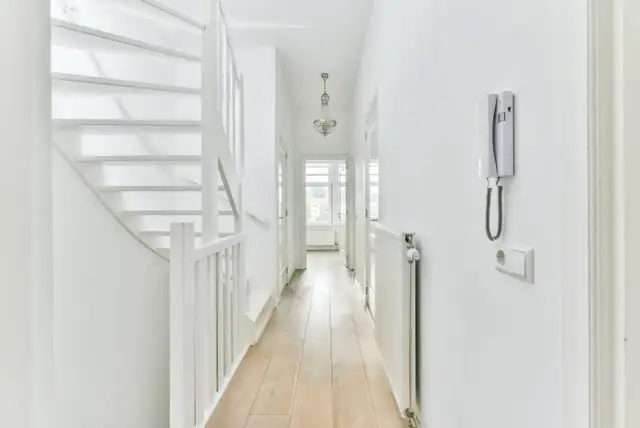 Jak ułożyć płytki w wąskim przedpokoju: 5 trików na optyczne powiększenie