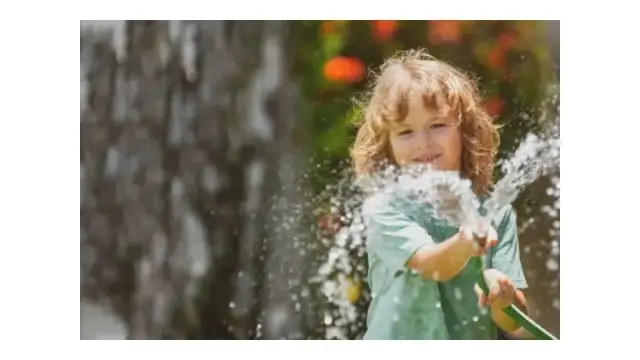 Co robić z dzieckiem w upał, aby uniknąć przegrzania i nudów?