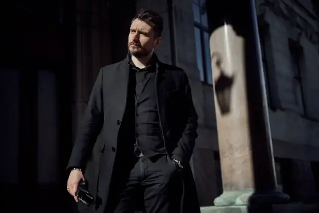 Jakie spodnie do czarnej koszuli – idealne połączenia na każdą okazję