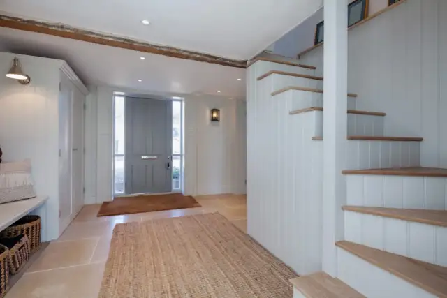 Jak pomalować boazerię w przedpokoju: praktyczne porady krok po kroku