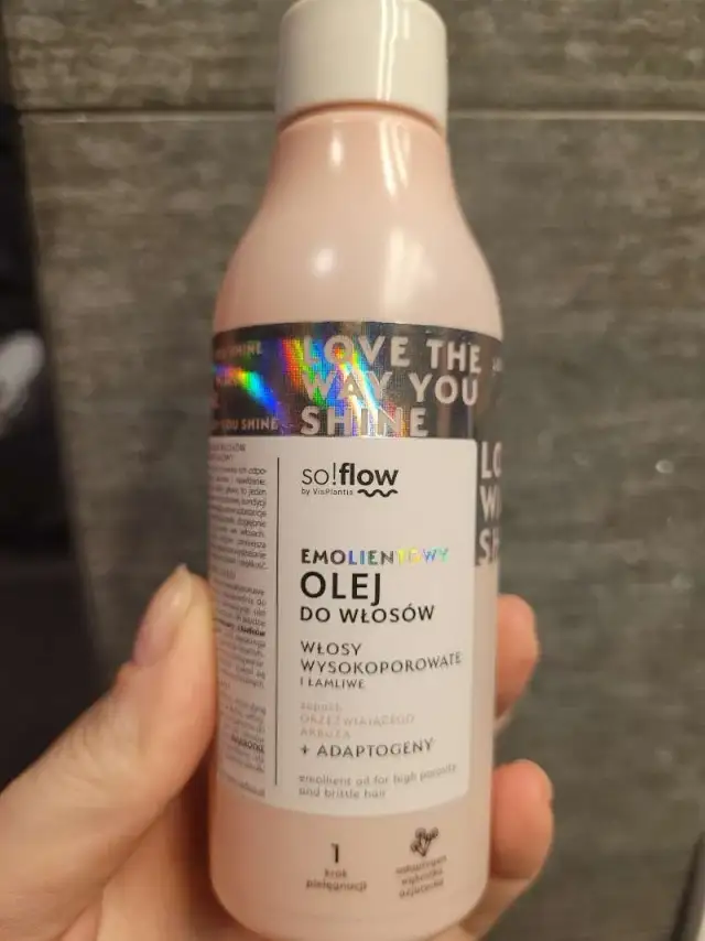 Jaki olej do włosów wysokoporowatych kręconych, aby uniknąć puszenia?