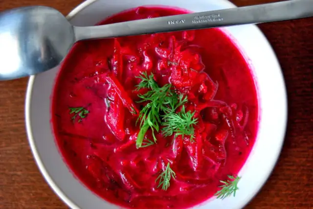 Tradycyjna zupa buraczkowa jak u babci - sekretny przepis z domowej kuchni