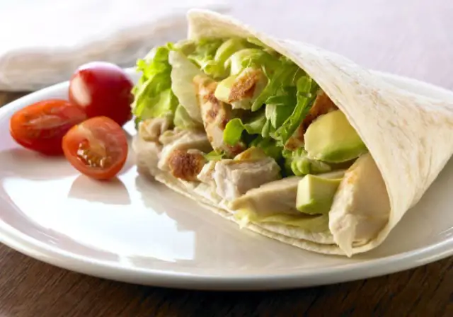 Ile kalorii ma wrap? Poznaj wartości kaloryczne popularnych wrapów