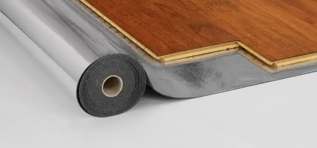 Jak kłaść folię paroizolacyjną pod panele, aby uniknąć wilgoci i uszkodzeń