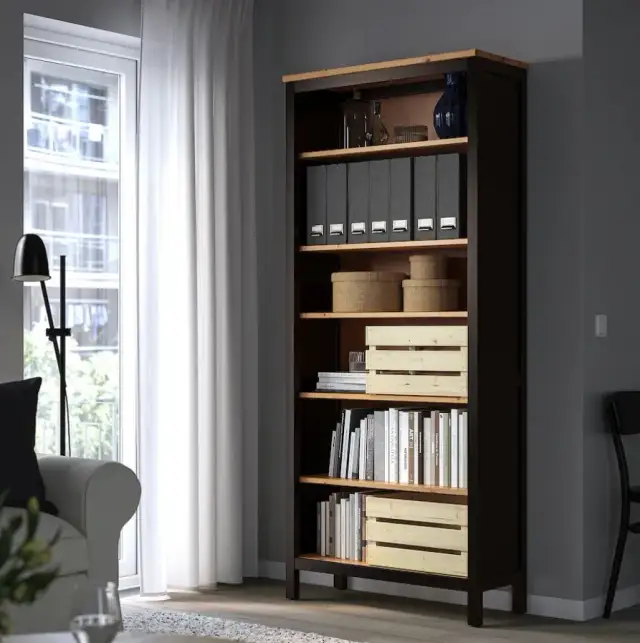 Jak skutecznie zasłonić otwarty regał? Sprawdzone pomysły na dekorację