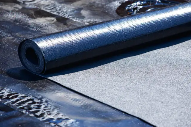 Jak konserwować i pielęgnować papę wierzchniego krycia, aby wydłużyć jej żywotność?