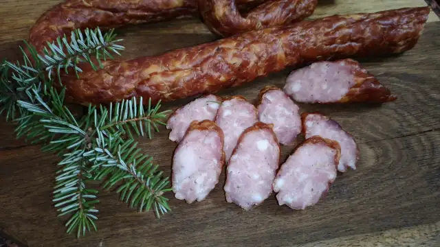 Ile gałki muszkatołowej do kiełbasy? Oto idealne proporcje dla smaku