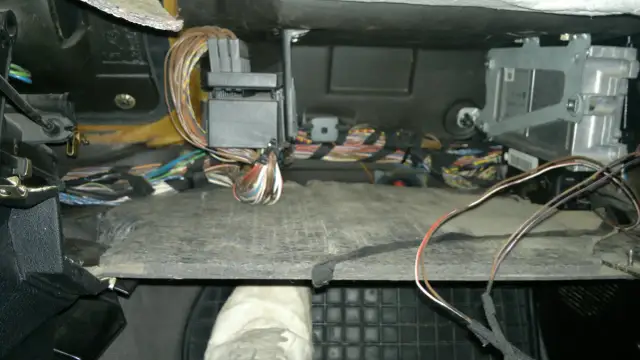 Gdzie jest sterownik centralnego zamka BMW E39 i jak go naprawić