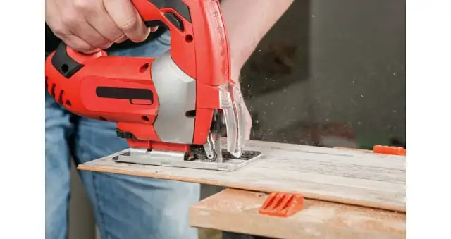 Wyrzynarka czy pilarka - które narzędzie wybrać, aby uniknąć błędów?