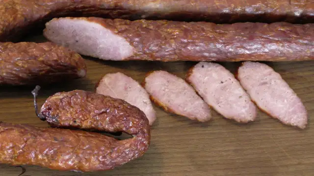 Jak zrobić kiełbasę jałowcową – prosty przepis na domową wędlinę
