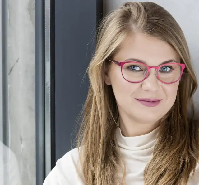 Różowe oprawki damskie - zobacz jak dobrać je do swojego stylu i typu urody