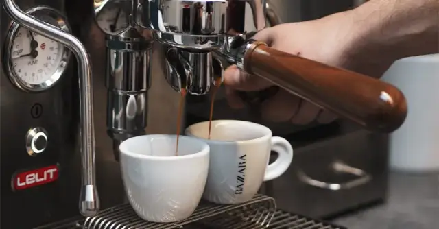 Która kawa jest kwaśna: arabica czy robusta? Odkryj różnice!