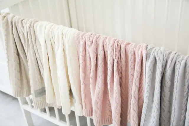 Jak wybrać idealny kocyk dla niemowlaka? Bezpieczeństwo, rozmiar i materiał