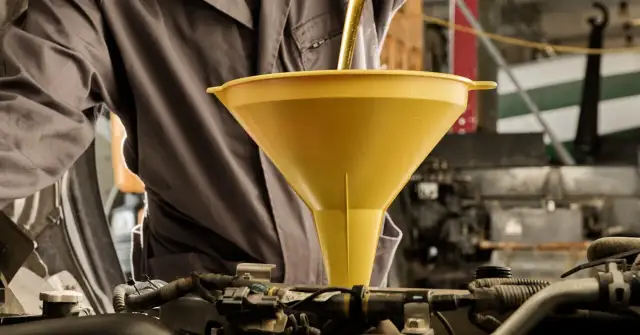 Wymiana oleju silnikowego co ile? Poznaj kluczowe zalecenia i uniknij kosztów