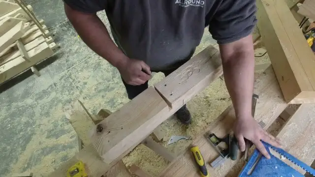 Jak łączyć konstrukcje drewniane: sprawdzone metody i techniki łączenia