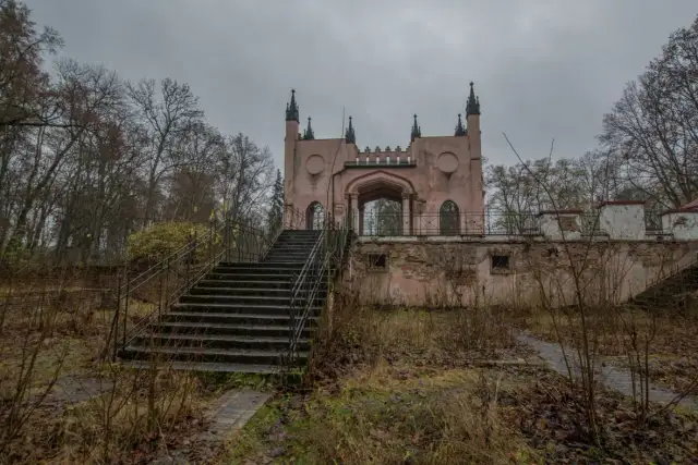 Tajemnice pałacu Paca w Dowspudzie: historia i architektura neogotyckiej perły