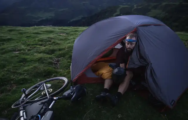 Jaki namiot na rower? Oto, czego unikać przy wyborze idealnego modelu