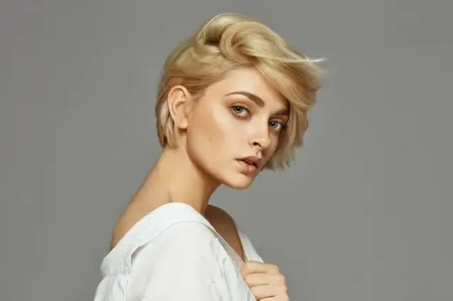 Fryzury które odmładzają – trendy style, które odejmą Ci lat