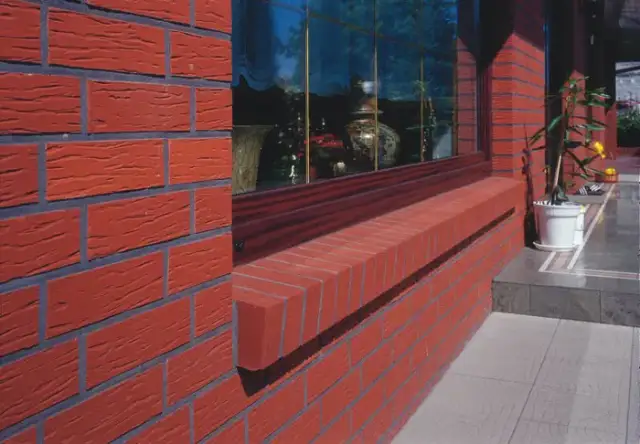 Parapety z cegły klinkierowej: zalety i właściwości - poznaj detale