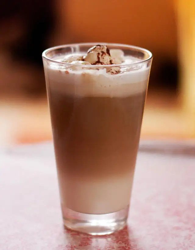 Czym jest kawa latte? Składniki, przygotowanie i różnice od innych kaw