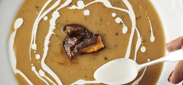 Co dodać do zupy grzybowej, aby poprawić jej smak i aromat