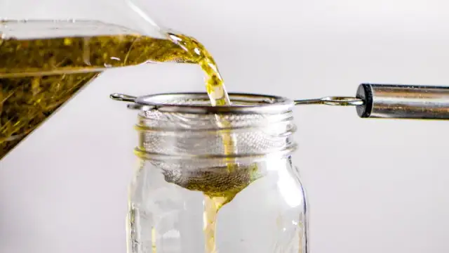 Nalewka z konopi - jak ją przygotować i jakie ma korzyści zdrowotne