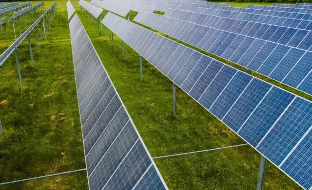 Ile płacą za dzierżawę ziemi pod fotowoltaikę – aktualne stawki i warunki