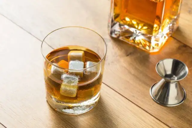 Czy metalowe kostki do whisky są warte zakupu? Odkryj zalety i wady