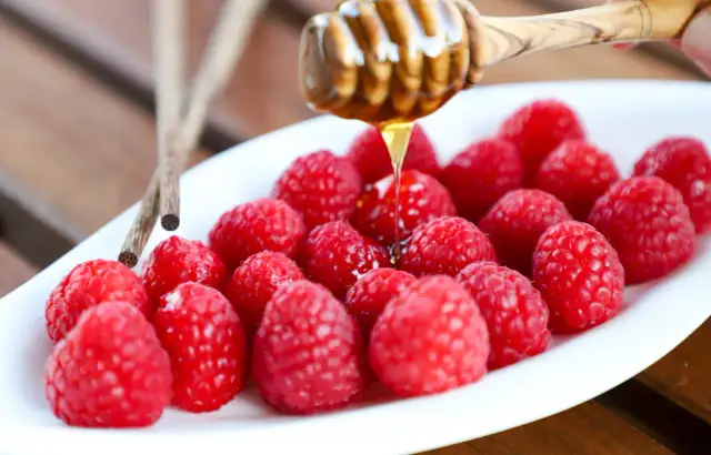 Gdzie kupić miód malinowy? Odkryj najlepsze miejsca i oferty