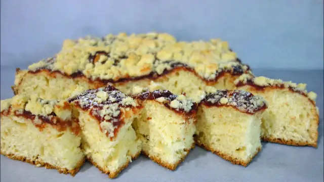 Pyszne ciasto drożdżowe z marmoladą i kruszonką - prosty przepis