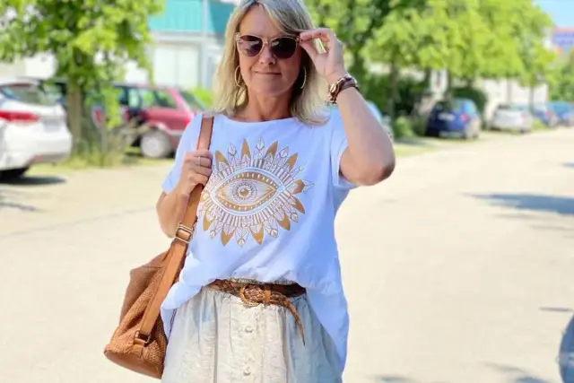 Modowe wpadki po 50: Ubrania, które cię postarzają i jak ich unikać