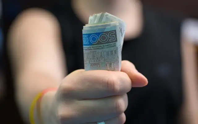 Czy odchodząc na emeryturę należy się odprawa? Sprawdź zasady i wysokość