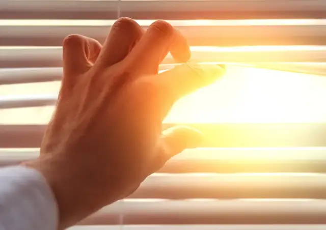 Zjawisko olśnienia w miejscu pracy: przyczyny i skuteczne rozwiązania