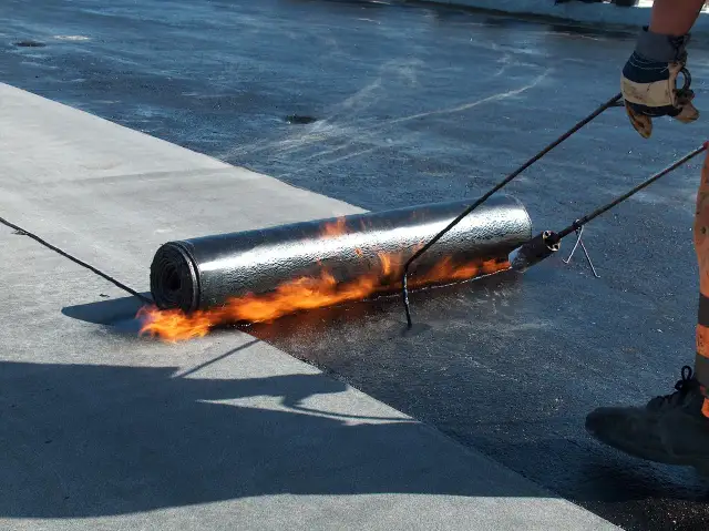 Jak położyć papę termozgrzewalną na dachu - kluczowe wskazówki i techniki