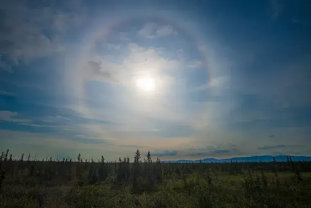 Zjawisko halo: fascynujące optyczne iluzje w atmosferze i ich znaczenie