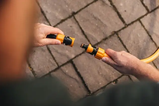 Skuteczne metody, jak połączyć dwa węże ogrodowe bez wycieków
