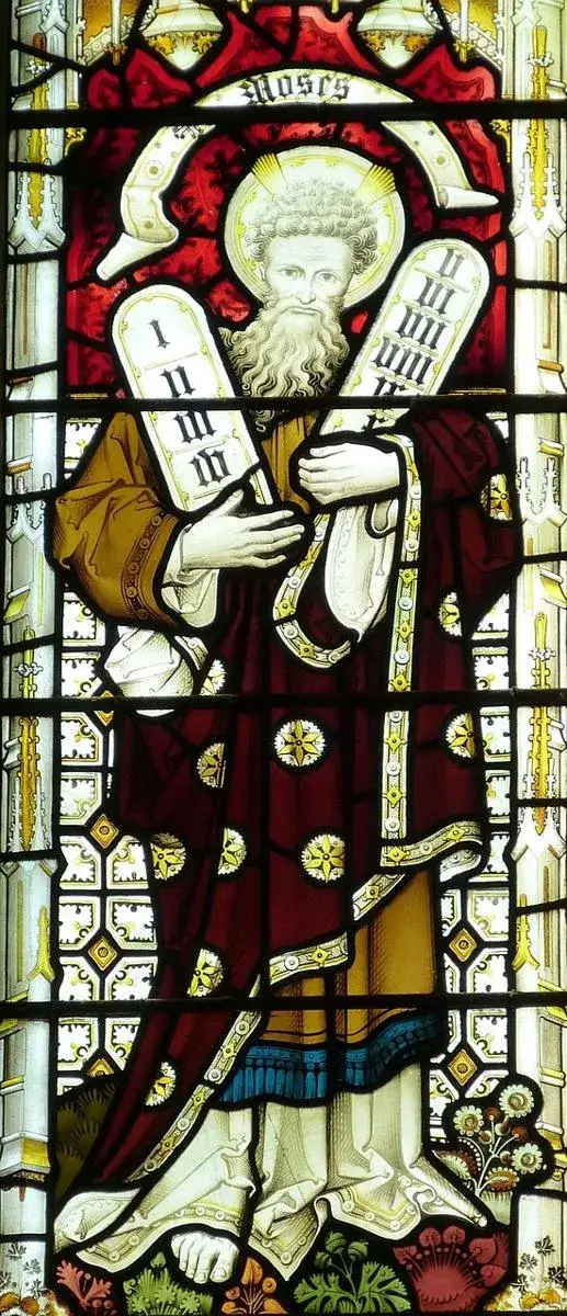 Czym wypełniano okna gotyckich kościołów? Odkryj tajemnice witraży