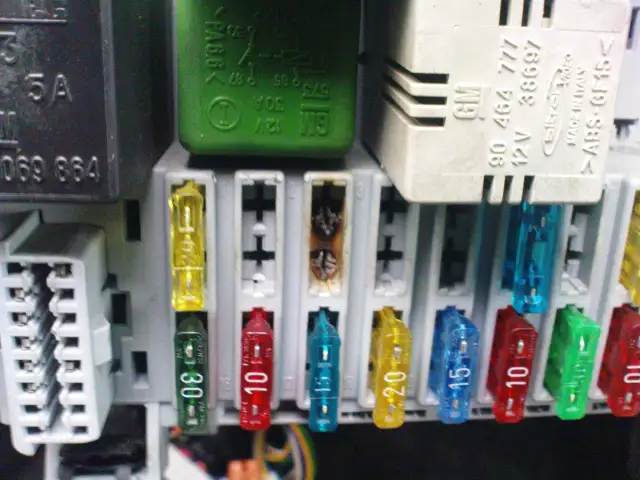 Gdzie jest sterownik centralnego zamka Corsa C? Oto ważne informacje