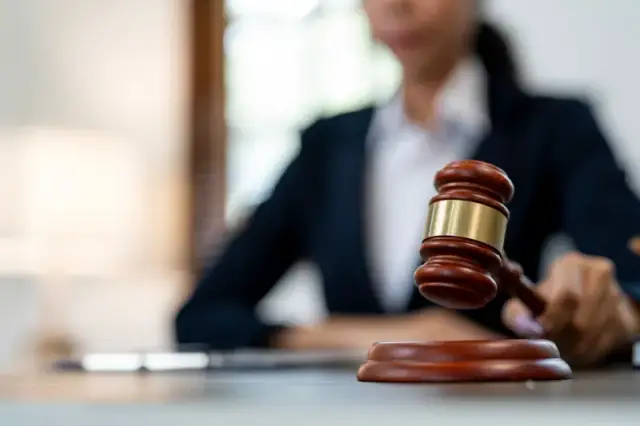 Zniesienie terminu rozprawy – co to oznacza i jakie są przyczyny?