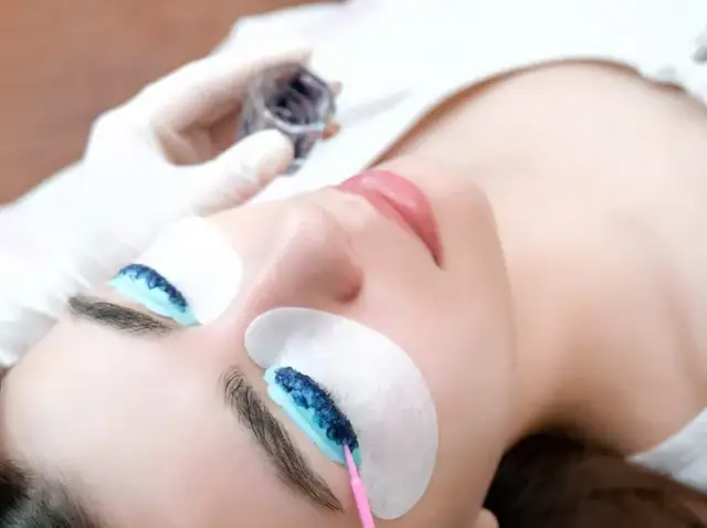 Jak nałożyć hennę na rzęsy: uniknij najczęstszych błędów i ciesz się efektem