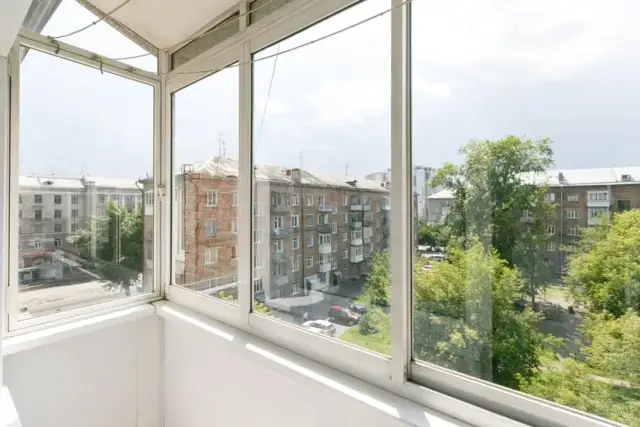 Czym zabudować balkon? Poznaj najlepsze materiały i ich wady