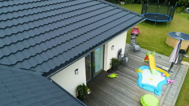 Blachodachówka czy dachówka ceramiczna: porównanie cen i opłacalności