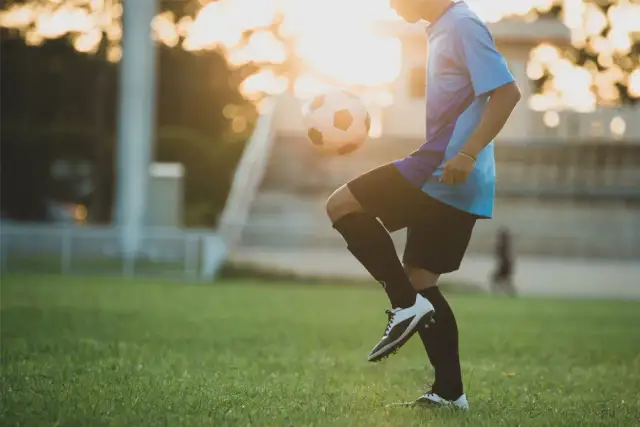 Jaką piłkę do nogi wybrać, by uniknąć błędów przy zakupie?